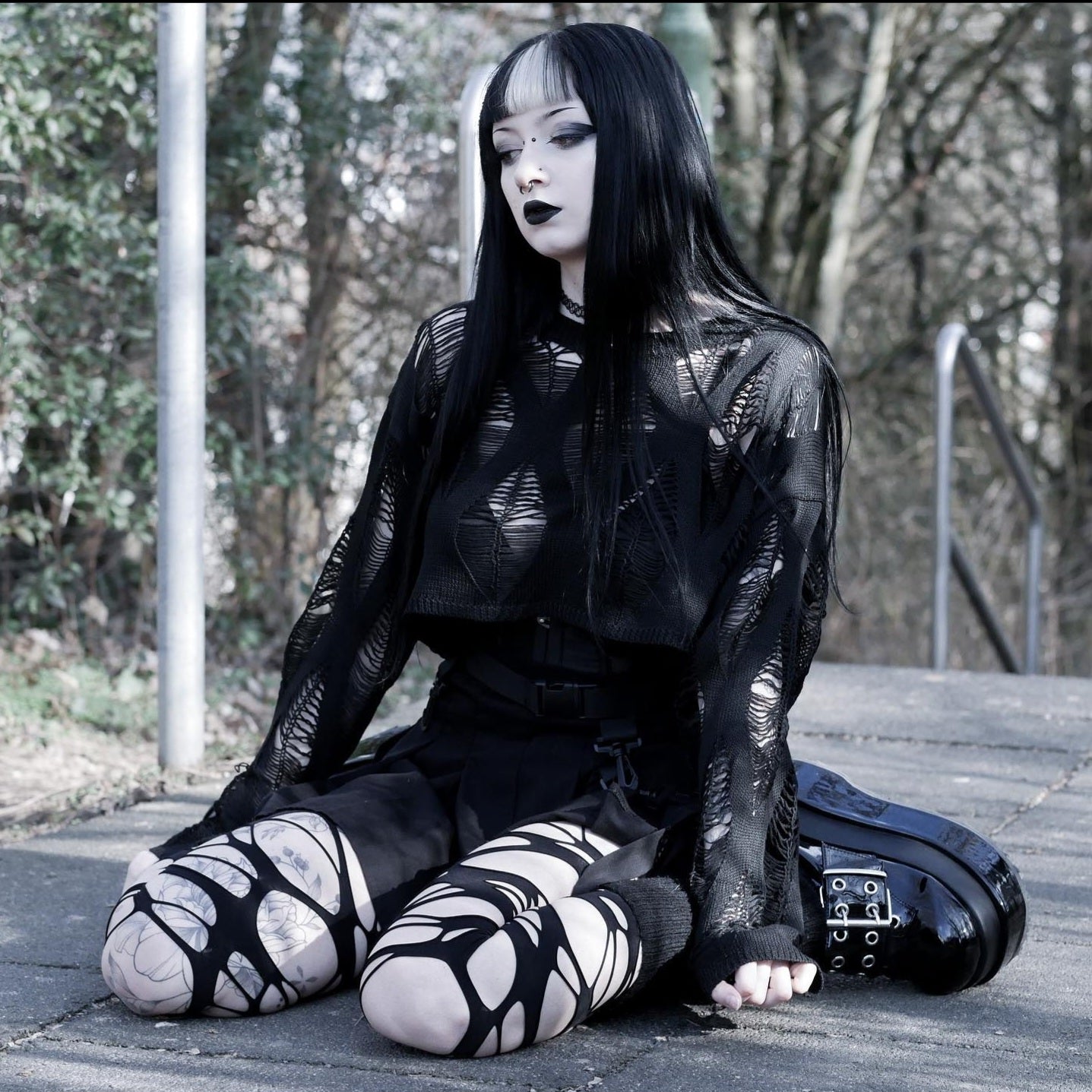 how to dress 90s goth 12 Nostalgic '90s Looks From Winona Ryder Fashion's Original Goth Girl